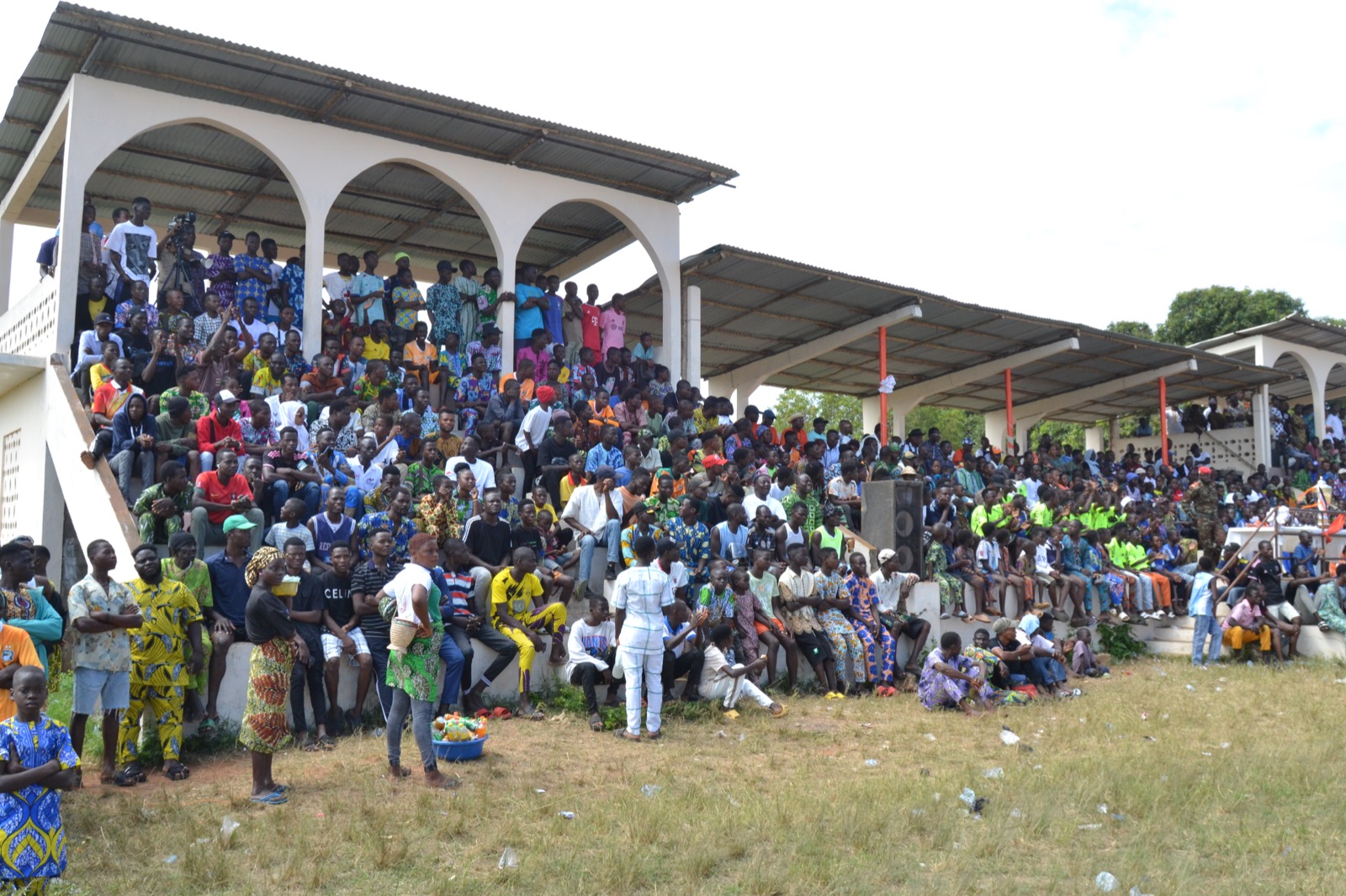 Tribunes pleines et public rassemblé autour du stade pendant la 5e édition.