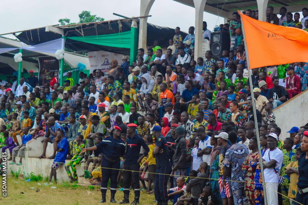 Large tribune remplie de spectateurs autour du tournoi.