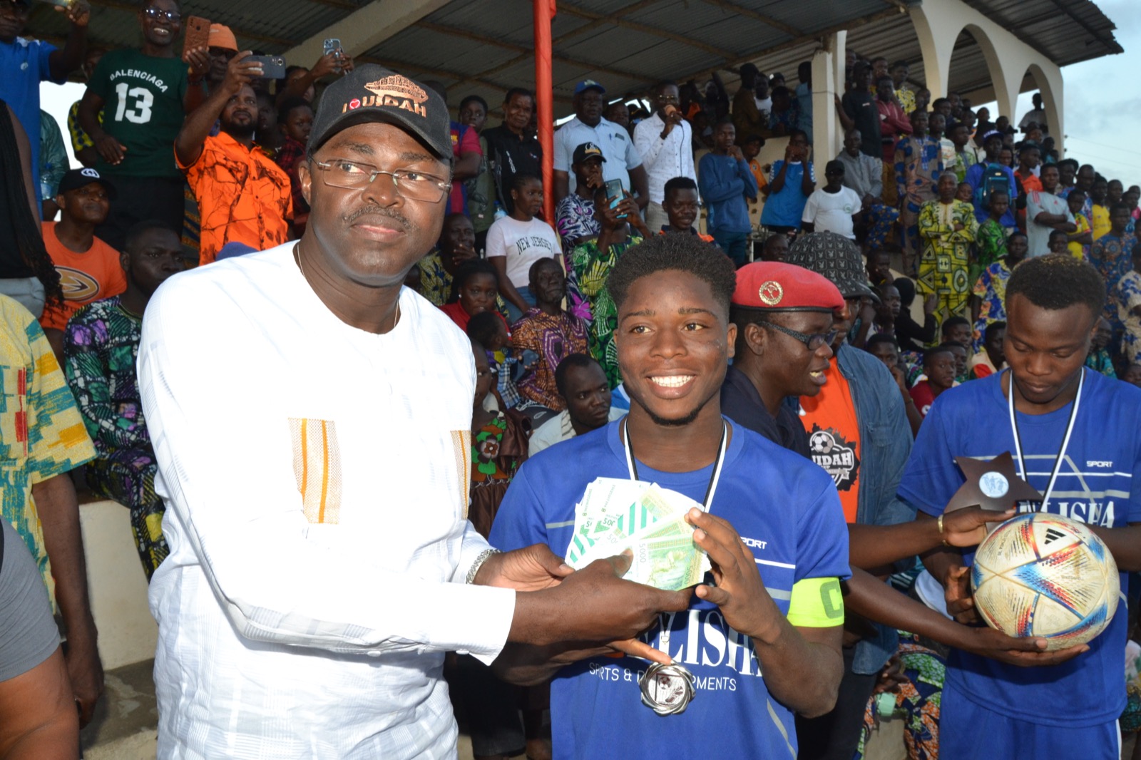 Remise officielle d'une prime à un joueur lors de la 5e édition de Ouidah Cup.