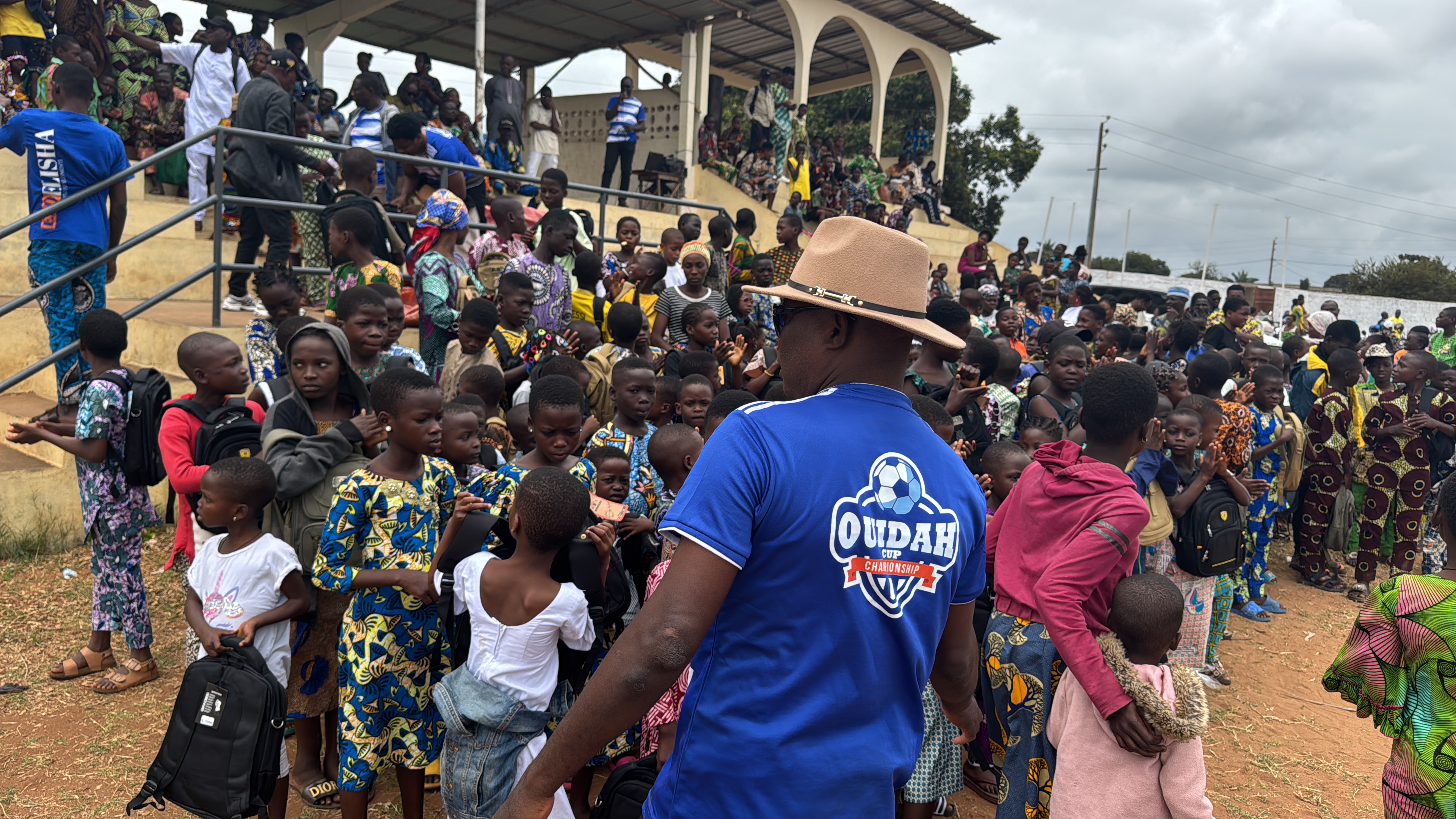 Distribution de kits scolaires à des enfants à Ouidah.