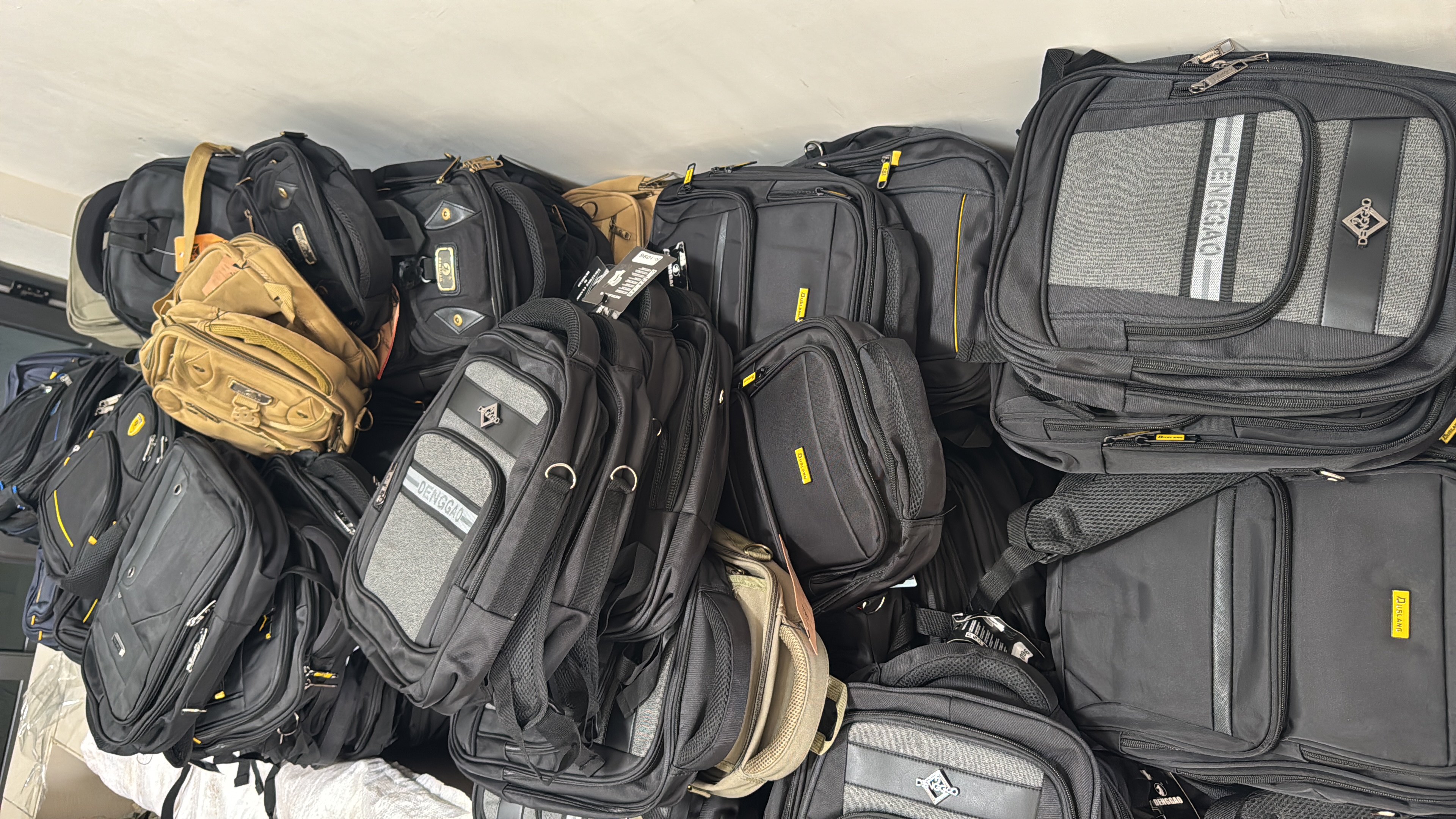 Kits scolaires préparés avant leur distribution.